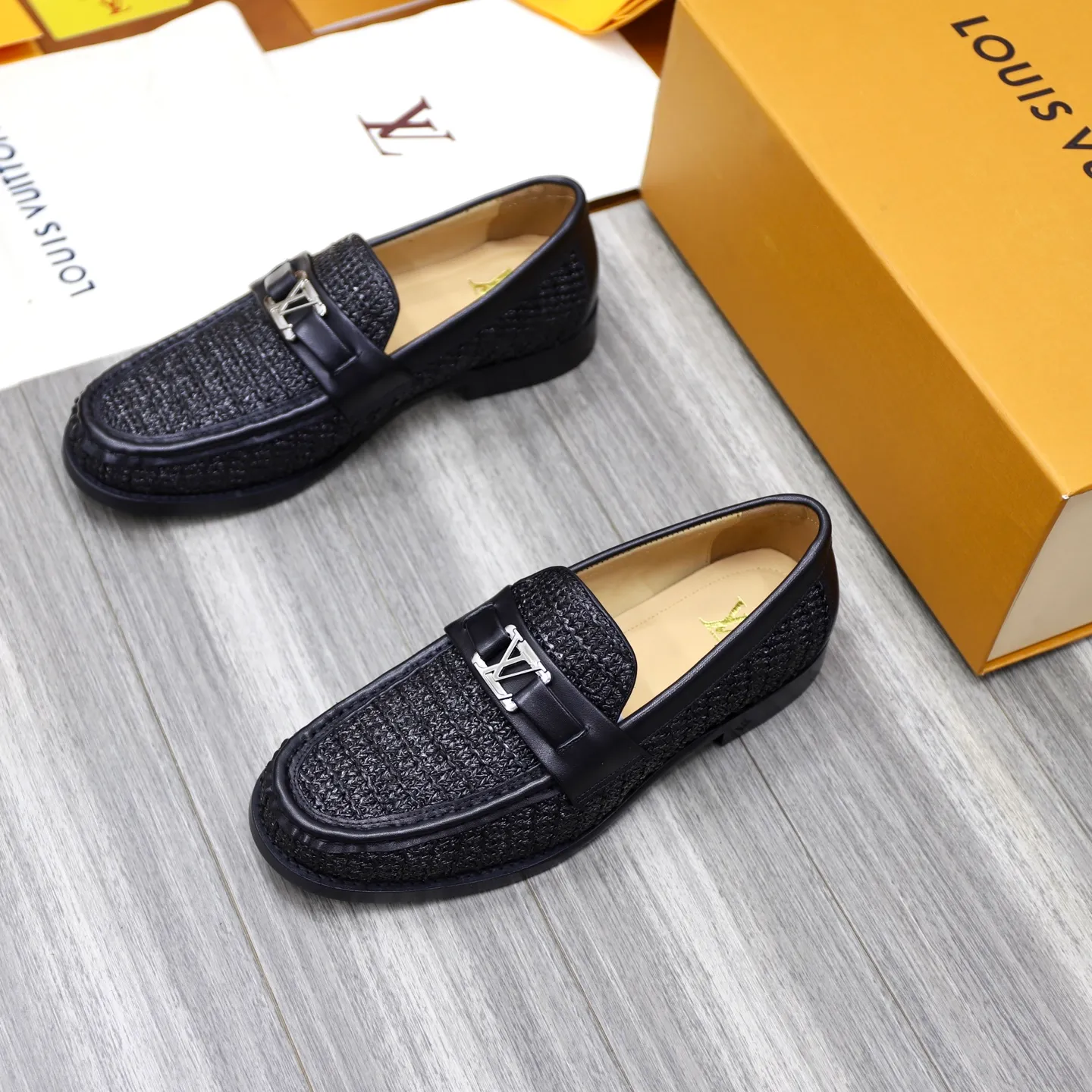 Men's shoes 💰: 💰900LV Louis Vuitton slip-on loafers, top quality products produced in Dongguan, ready for sale! This LV Glove loafer is made of selected soft cowhide, with a slightly wrinkled leather surface and a very high-end texture. Each pair is unique. The leather surface is light and soft, with a fine texture and good luster. It is a classic loafer style, with exquisite handmade mark stitching on the toe, and a square toe configuration to highlight the classic style. The horizontal band has hot-printed LV three-dimensional letters, semi-solid handcrafts and a genuine leather outsole, and a rubber patch on the heel to create wear-resistant performance and comfort. One of the must-have loafers for men! Comes with full original packaging! Code number: 38-39-40-41-42-43-44 (38, 45, 46 customized) standard leather shoe code